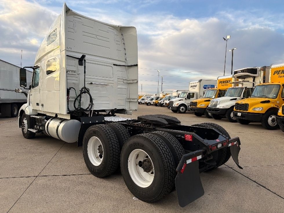 Sleeper Tractor-Heavy Duty Tractors-Volvo-2023-VNL64760-Dallas-TX-454,500\n\t\tmiles-$ 85,250 - Image 5