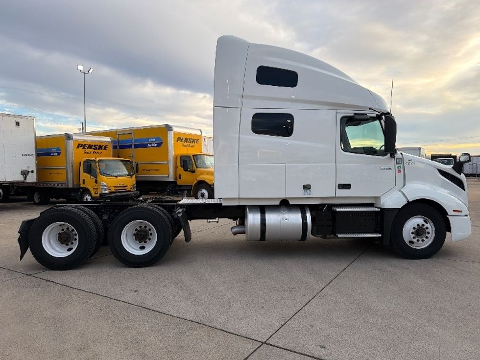 Sleeper Tractor-Heavy Duty Tractors-Volvo-2023-VNL64760-Dallas-TX-454,500\n\t\tmiles-$ 85,250 - Image 8