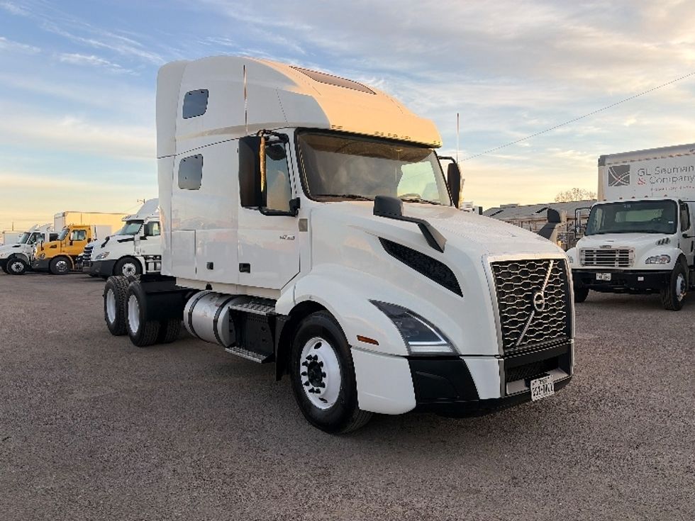 Sleeper Tractor-Heavy Duty Tractors-Volvo-2023-VNL64760-Dallas-TX-491,101\n\t\tmiles-$ 80,500 - Image 1