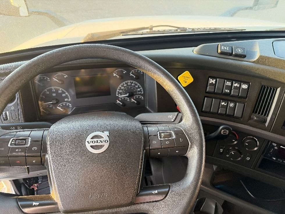 Sleeper Tractor-Heavy Duty Tractors-Volvo-2023-VNL64760-Dallas-TX-491,101\n\t\tmiles-$ 80,500 - Image 10