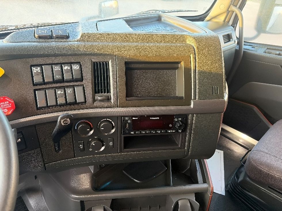 Sleeper Tractor-Heavy Duty Tractors-Volvo-2023-VNL64760-Dallas-TX-491,101\n\t\tmiles-$ 80,500 - Image 12