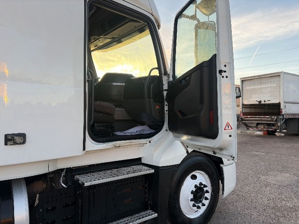 Sleeper Tractor-Heavy Duty Tractors-Volvo-2023-VNL64760-Dallas-TX-491,101\n\t\tmiles-$ 80,500 - Image 13