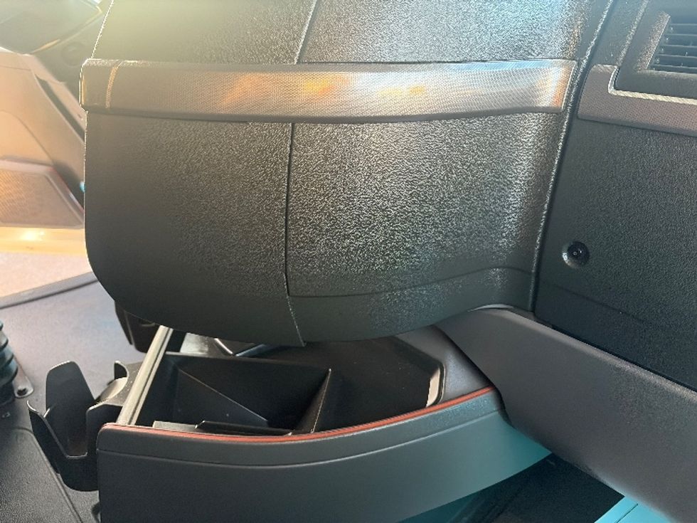 Sleeper Tractor-Heavy Duty Tractors-Volvo-2023-VNL64760-Dallas-TX-491,101\n\t\tmiles-$ 80,500 - Image 15