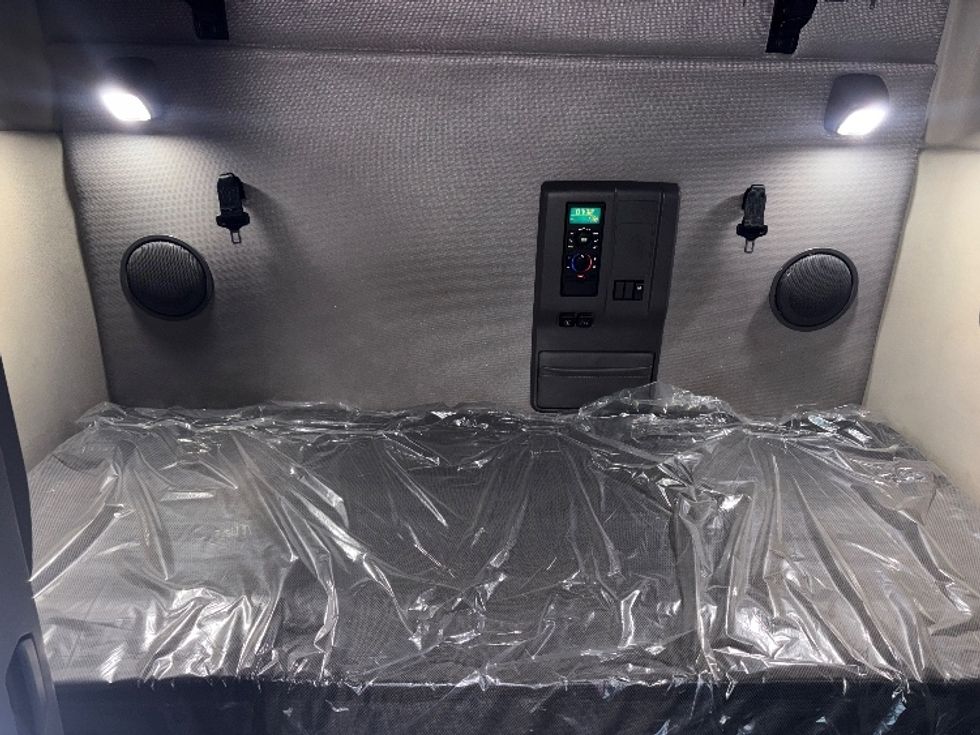 Sleeper Tractor-Heavy Duty Tractors-Volvo-2023-VNL64760-Dallas-TX-491,101\n\t\tmiles-$ 80,500 - Image 16