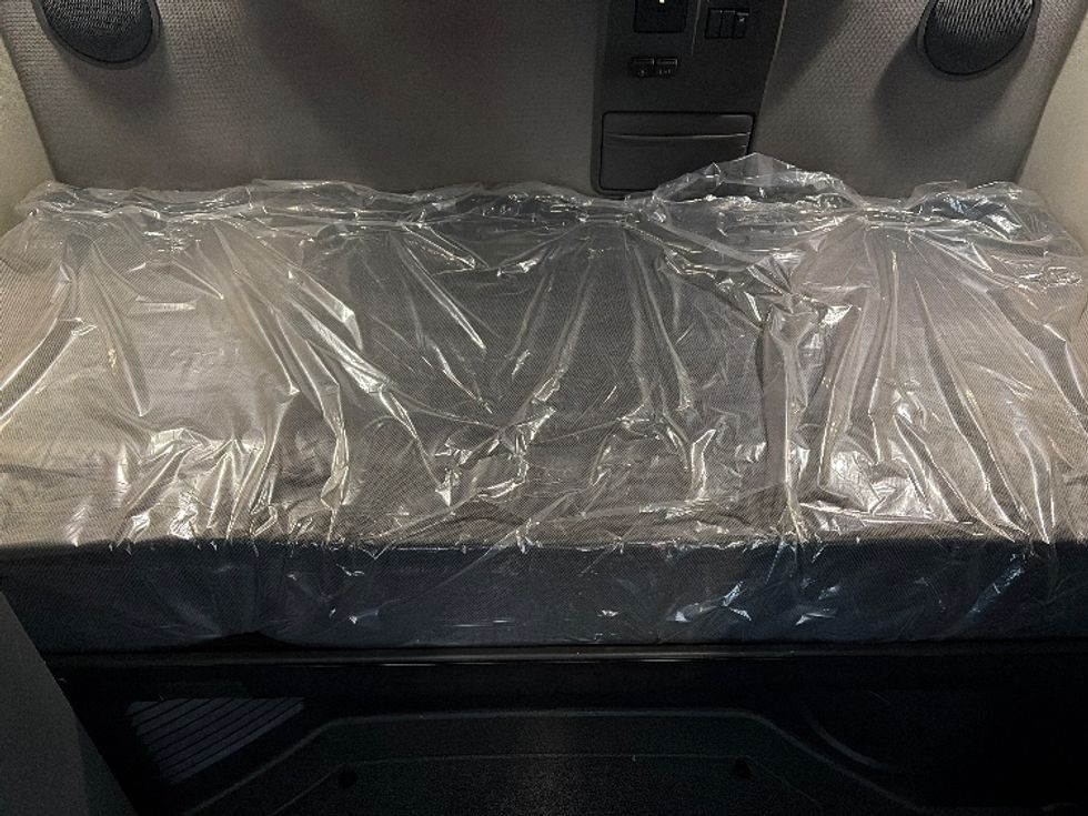 Sleeper Tractor-Heavy Duty Tractors-Volvo-2023-VNL64760-Dallas-TX-491,101\n\t\tmiles-$ 80,500 - Image 17