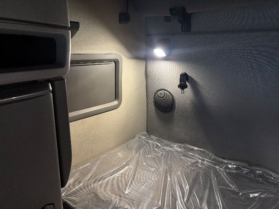 Sleeper Tractor-Heavy Duty Tractors-Volvo-2023-VNL64760-Dallas-TX-491,101\n\t\tmiles-$ 80,500 - Image 18