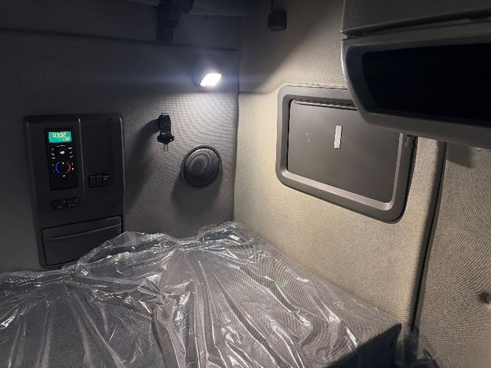 Sleeper Tractor-Heavy Duty Tractors-Volvo-2023-VNL64760-Dallas-TX-491,101\n\t\tmiles-$ 80,500 - Image 19