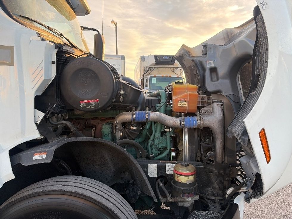 Sleeper Tractor-Heavy Duty Tractors-Volvo-2023-VNL64760-Dallas-TX-491,101\n\t\tmiles-$ 80,500 - Image 20