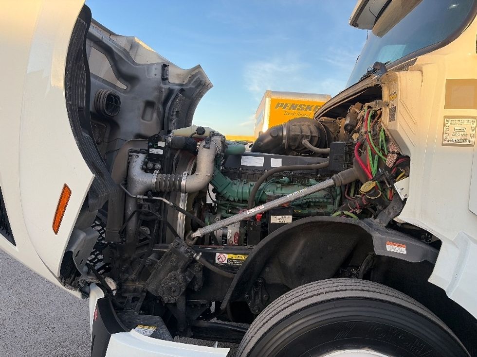 Sleeper Tractor-Heavy Duty Tractors-Volvo-2023-VNL64760-Dallas-TX-491,101\n\t\tmiles-$ 80,500 - Image 21