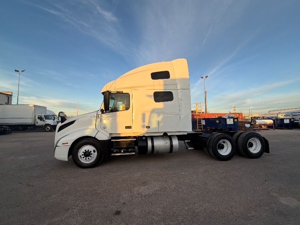 Sleeper Tractor-Heavy Duty Tractors-Volvo-2023-VNL64760-Dallas-TX-491,101\n\t\tmiles-$ 80,500 - Image 4