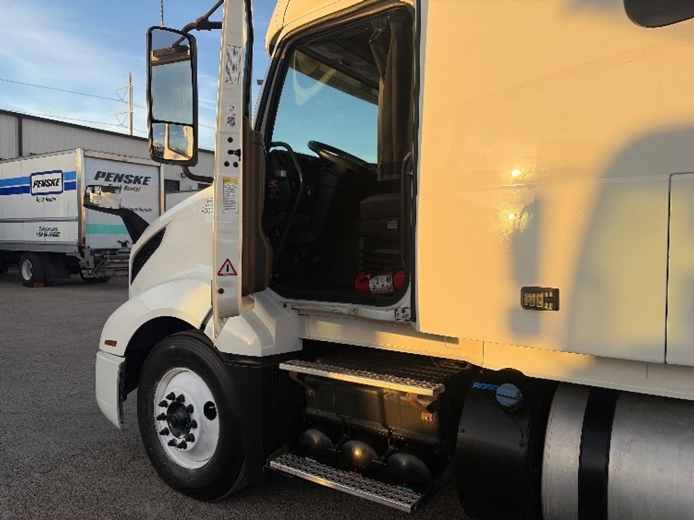 Sleeper Tractor-Heavy Duty Tractors-Volvo-2023-VNL64760-Dallas-TX-491,101\n\t\tmiles-$ 80,500 - Image 9