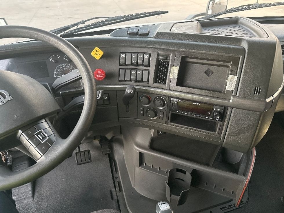 Sleeper Tractor-Heavy Duty Tractors-Volvo-2023-VNL64760-Dallas-TX-536,005\n\t\tmiles-$ 78,250 - Image 11