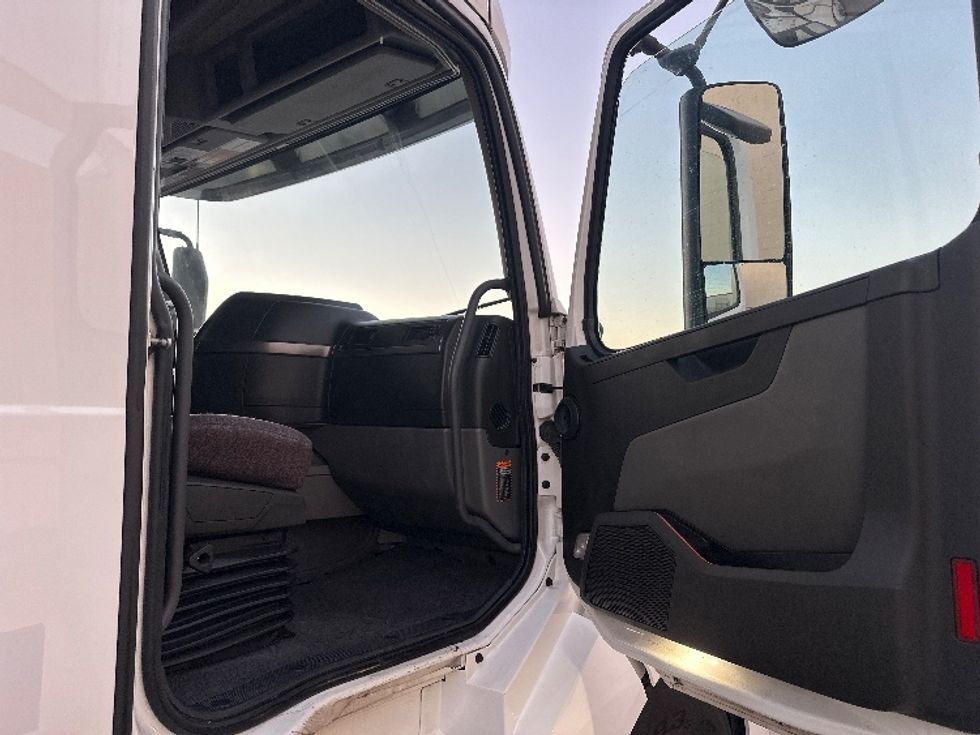 Sleeper Tractor-Heavy Duty Tractors-Volvo-2023-VNL64760-Dallas-TX-536,005\n\t\tmiles-$ 78,250 - Image 13