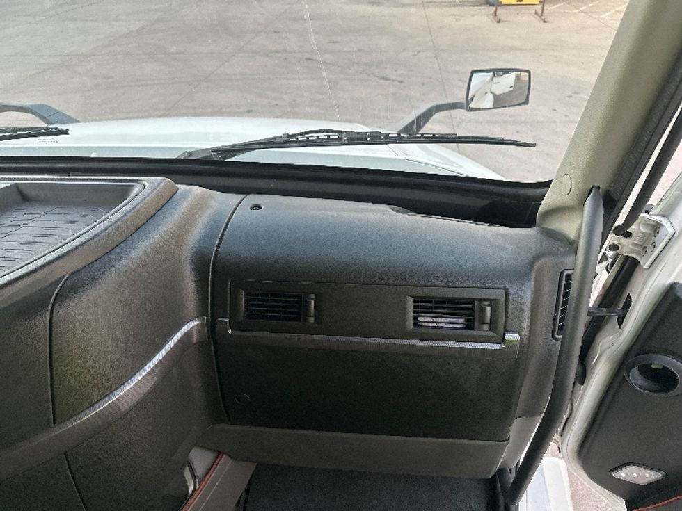 Sleeper Tractor-Heavy Duty Tractors-Volvo-2023-VNL64760-Dallas-TX-536,005\n\t\tmiles-$ 78,250 - Image 14