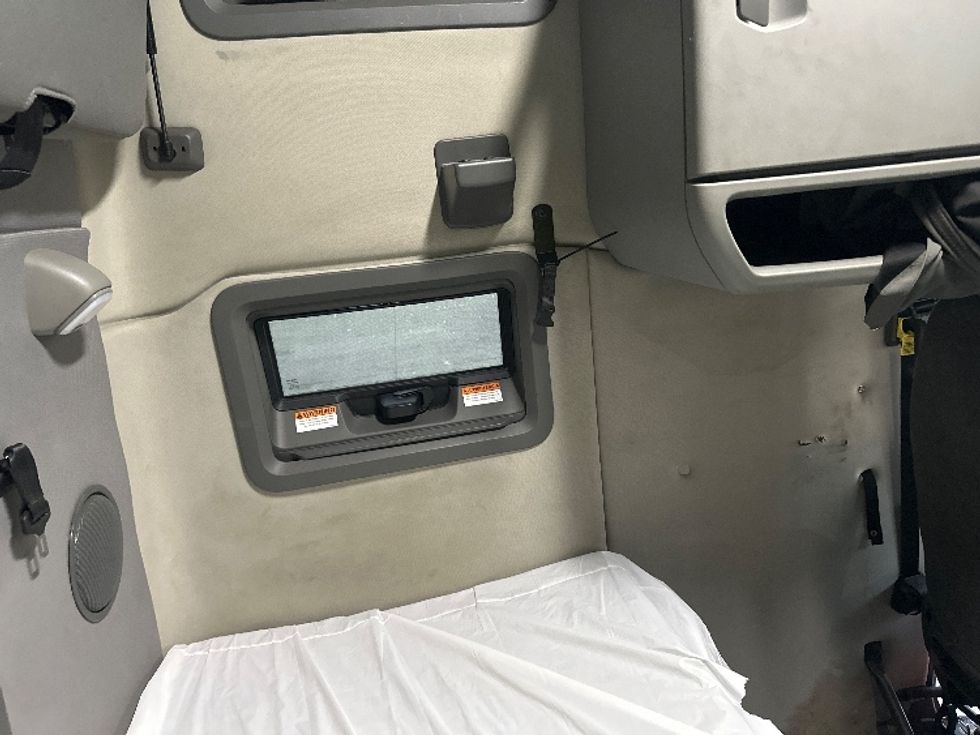 Sleeper Tractor-Heavy Duty Tractors-Volvo-2023-VNL64760-Dallas-TX-536,005\n\t\tmiles-$ 78,250 - Image 17