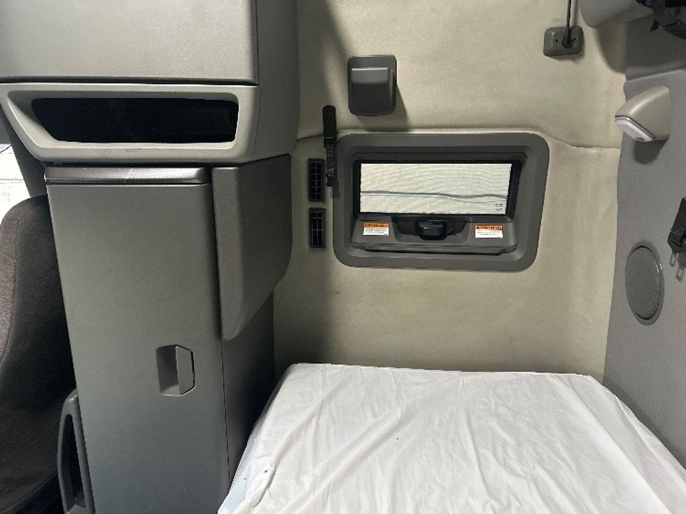 Sleeper Tractor-Heavy Duty Tractors-Volvo-2023-VNL64760-Dallas-TX-536,005\n\t\tmiles-$ 78,250 - Image 18