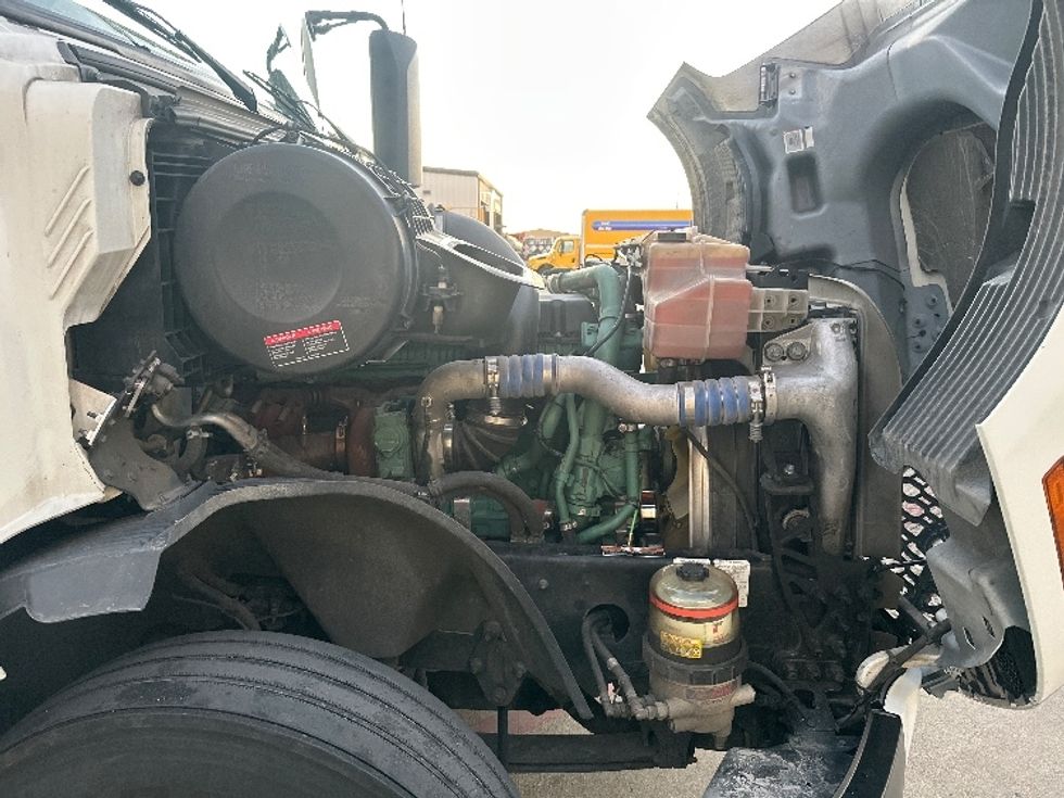 Sleeper Tractor-Heavy Duty Tractors-Volvo-2023-VNL64760-Dallas-TX-536,005\n\t\tmiles-$ 78,250 - Image 19