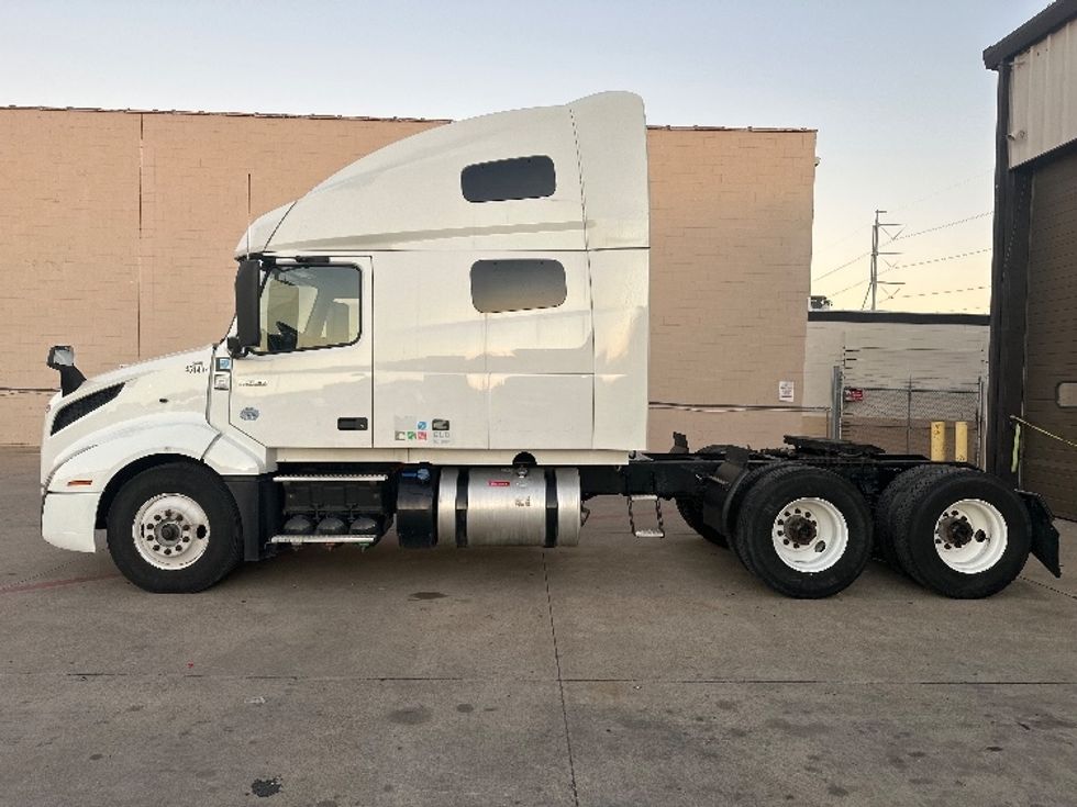 Sleeper Tractor-Heavy Duty Tractors-Volvo-2023-VNL64760-Dallas-TX-536,005\n\t\tmiles-$ 78,250 - Image 4