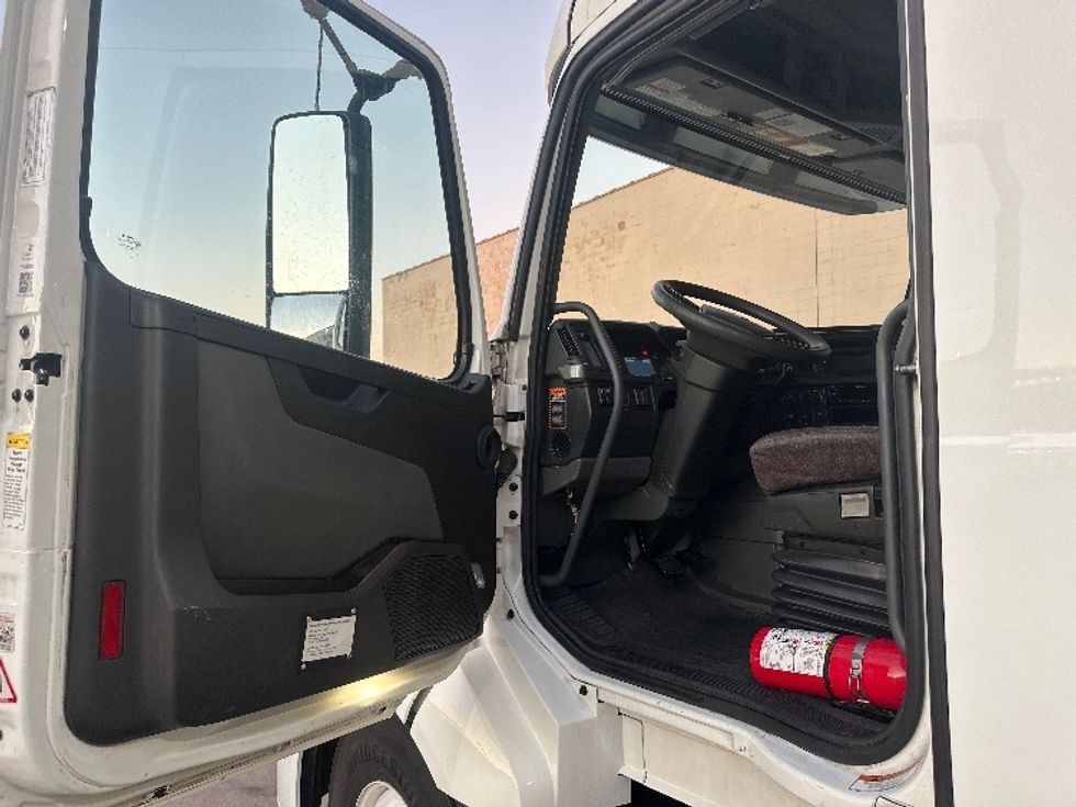 Sleeper Tractor-Heavy Duty Tractors-Volvo-2023-VNL64760-Dallas-TX-536,005\n\t\tmiles-$ 78,250 - Image 9