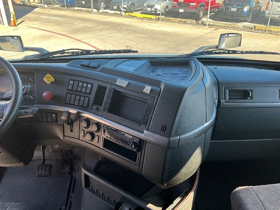 Sleeper Tractor-Heavy Duty Tractors-Volvo-2023-VNL64760-Dallas-TX-572,526\n\t\tmiles-$ 72,000 - Image 12