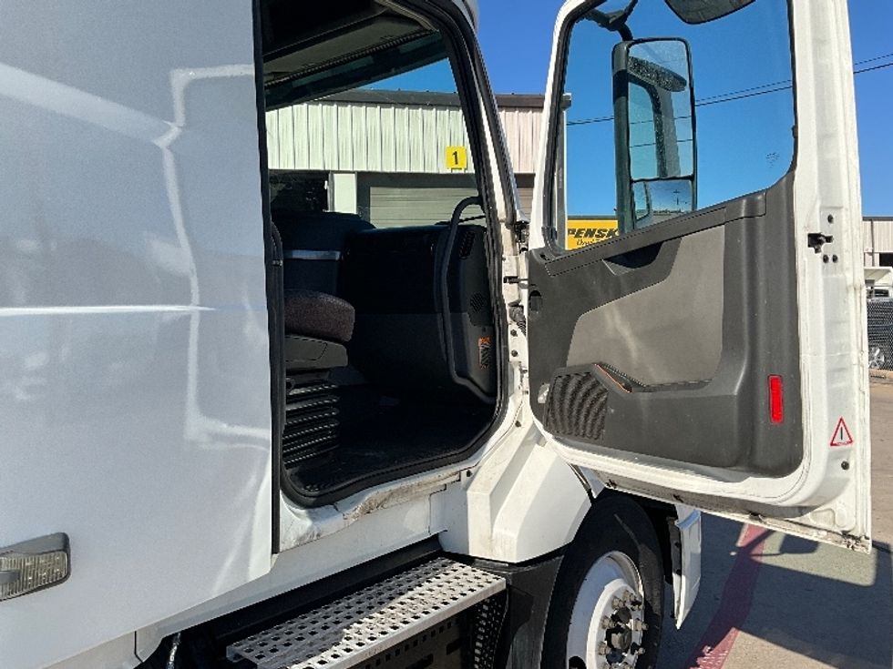 Sleeper Tractor-Heavy Duty Tractors-Volvo-2023-VNL64760-Dallas-TX-572,526\n\t\tmiles-$ 72,000 - Image 13