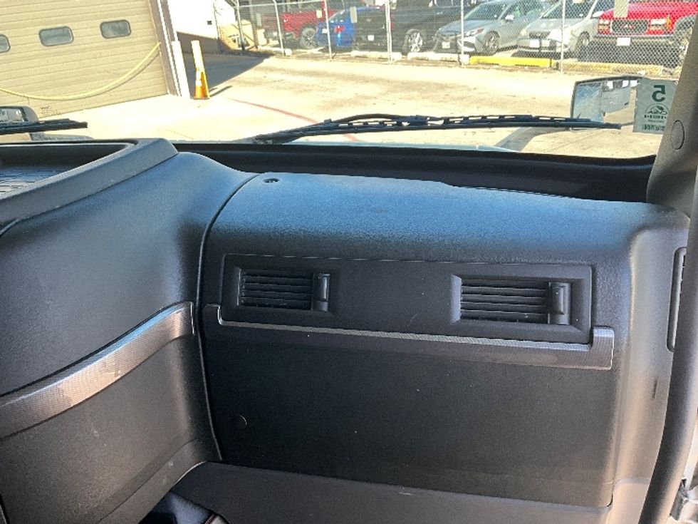 Sleeper Tractor-Heavy Duty Tractors-Volvo-2023-VNL64760-Dallas-TX-572,526\n\t\tmiles-$ 72,000 - Image 14