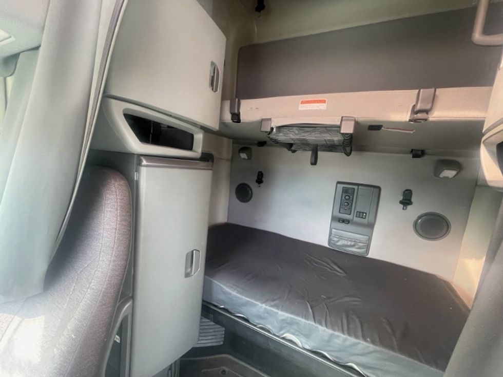 Sleeper Tractor-Heavy Duty Tractors-Volvo-2023-VNL64760-Dallas-TX-572,526\n\t\tmiles-$ 72,000 - Image 16