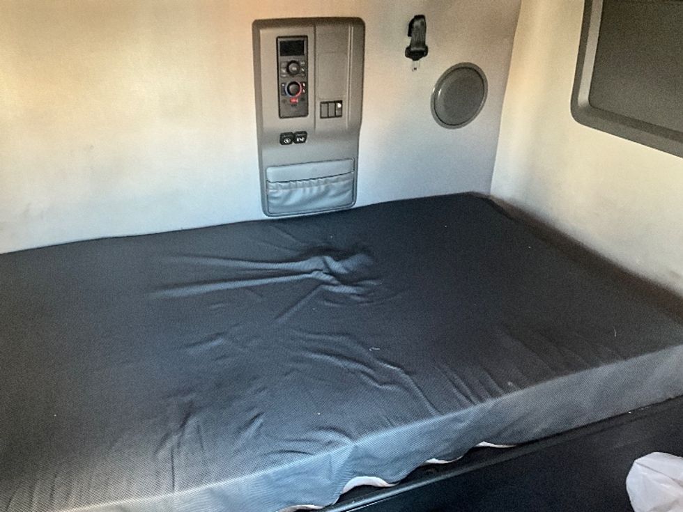 Sleeper Tractor-Heavy Duty Tractors-Volvo-2023-VNL64760-Dallas-TX-572,526\n\t\tmiles-$ 72,000 - Image 17