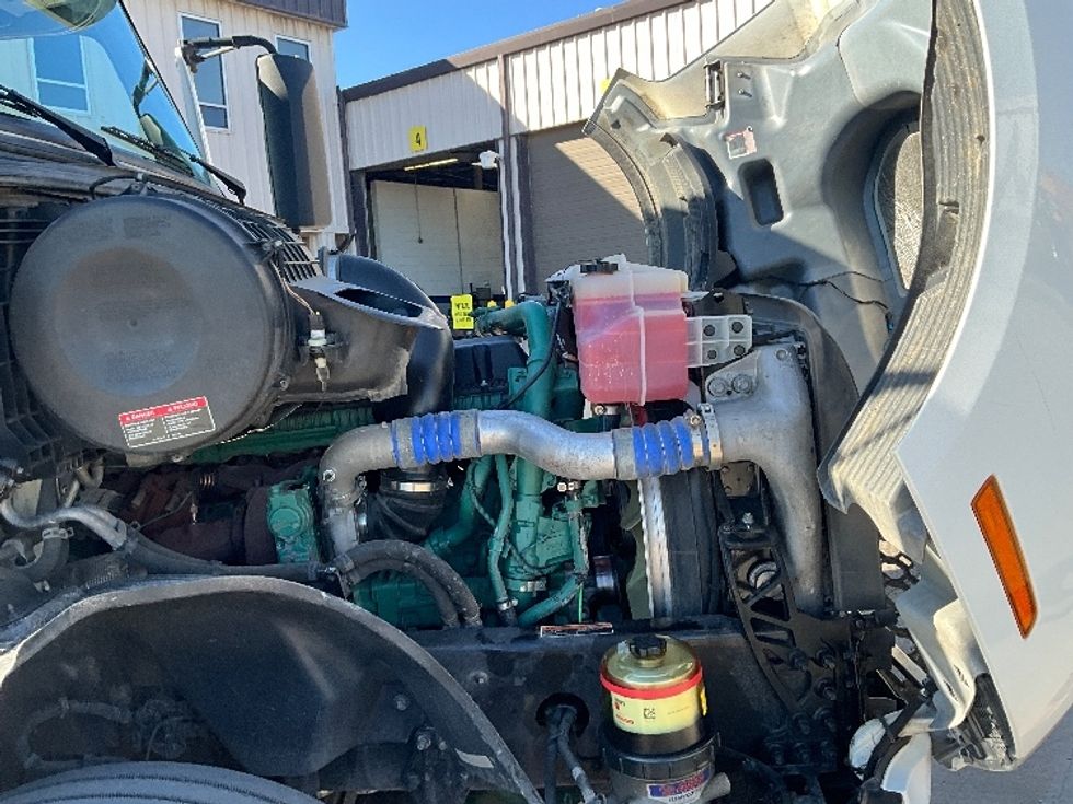 Sleeper Tractor-Heavy Duty Tractors-Volvo-2023-VNL64760-Dallas-TX-572,526\n\t\tmiles-$ 72,000 - Image 20