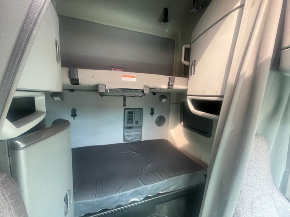 Sleeper Tractor-Heavy Duty Tractors-Volvo-2023-VNL64760-Dallas-TX-572,526\n\t\tmiles-$ 72,000 - Image 22