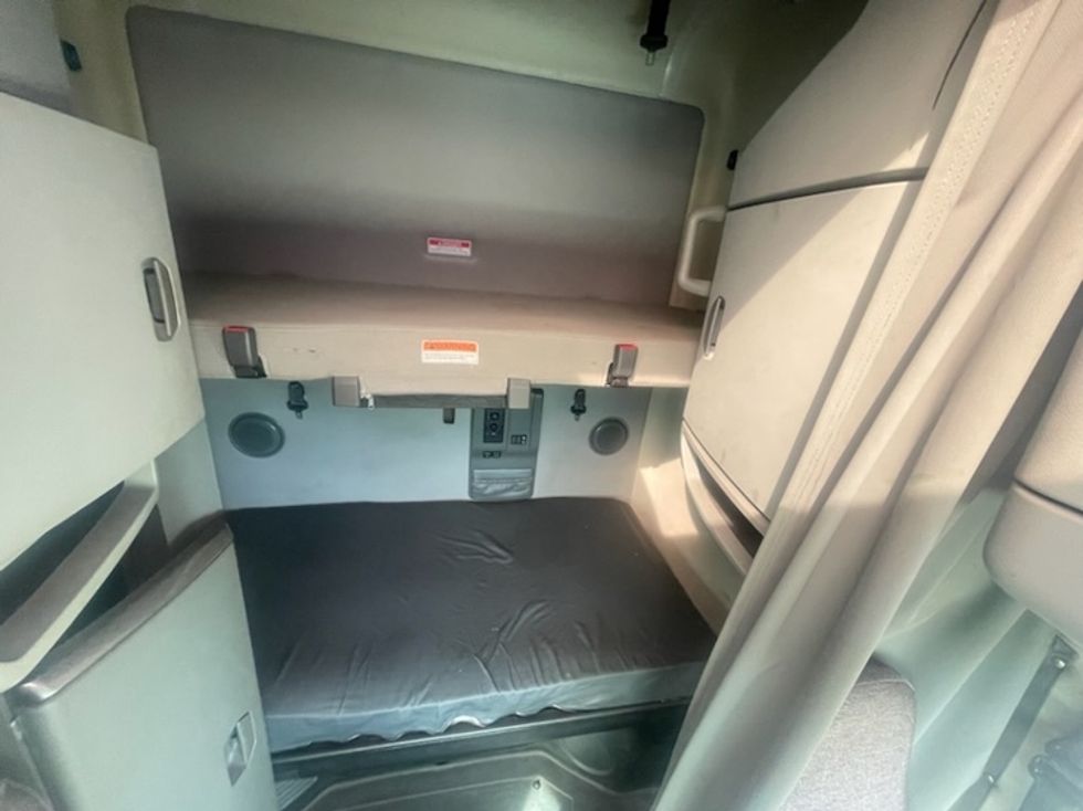 Sleeper Tractor-Heavy Duty Tractors-Volvo-2023-VNL64760-Dallas-TX-572,526\n\t\tmiles-$ 72,000 - Image 23