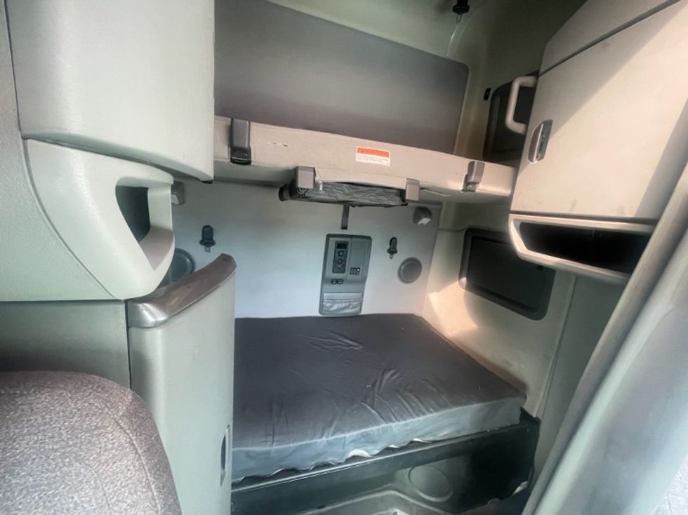 Sleeper Tractor-Heavy Duty Tractors-Volvo-2023-VNL64760-Dallas-TX-572,526\n\t\tmiles-$ 72,000 - Image 24