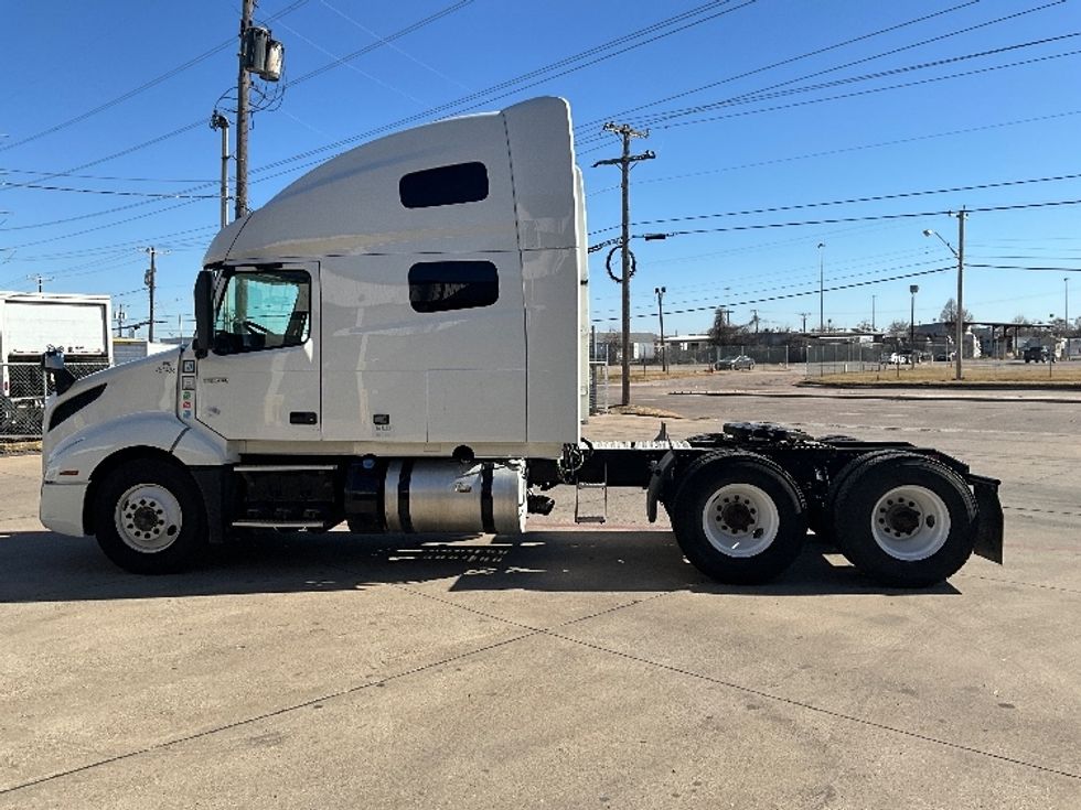 Sleeper Tractor-Heavy Duty Tractors-Volvo-2023-VNL64760-Dallas-TX-572,526\n\t\tmiles-$ 72,000 - Image 4