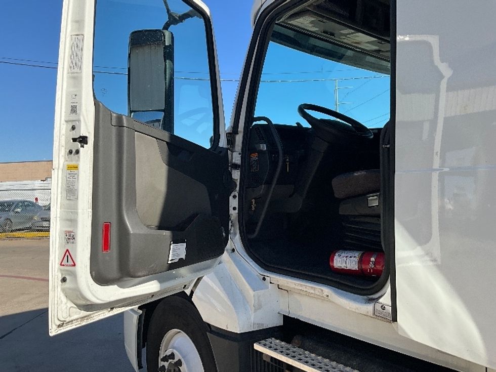 Sleeper Tractor-Heavy Duty Tractors-Volvo-2023-VNL64760-Dallas-TX-572,526\n\t\tmiles-$ 72,000 - Image 9