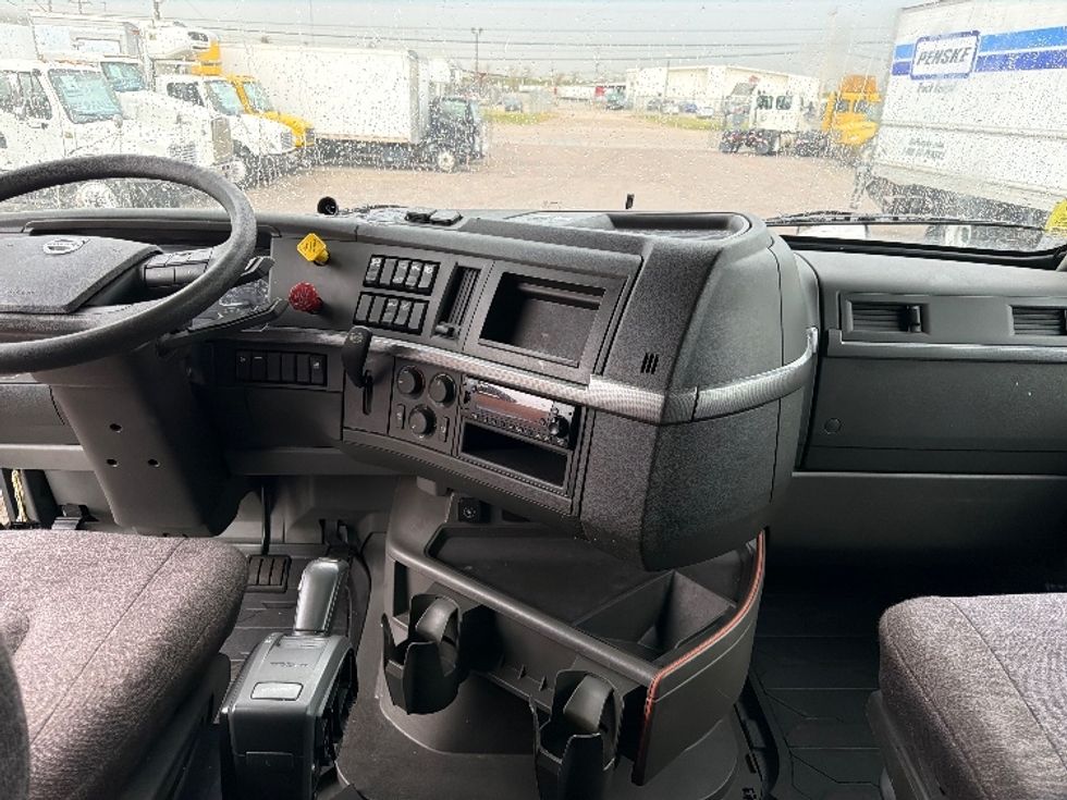 Sleeper Tractor-Heavy Duty Tractors-Volvo-2023-VNL64760-Dallas-TX-612,921\n\t\tmiles-$ 68,750 - Image 12