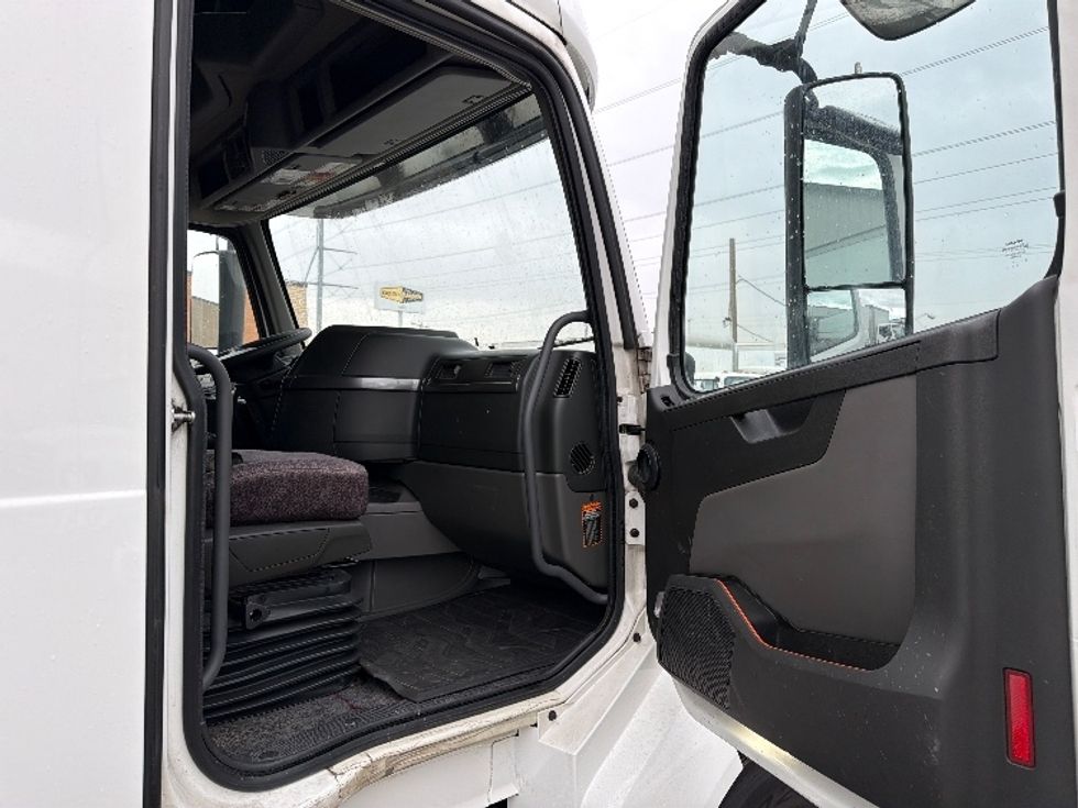 Sleeper Tractor-Heavy Duty Tractors-Volvo-2023-VNL64760-Dallas-TX-612,921\n\t\tmiles-$ 68,750 - Image 13