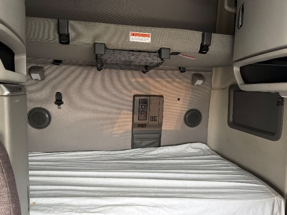 Sleeper Tractor-Heavy Duty Tractors-Volvo-2023-VNL64760-Dallas-TX-612,921\n\t\tmiles-$ 68,750 - Image 16