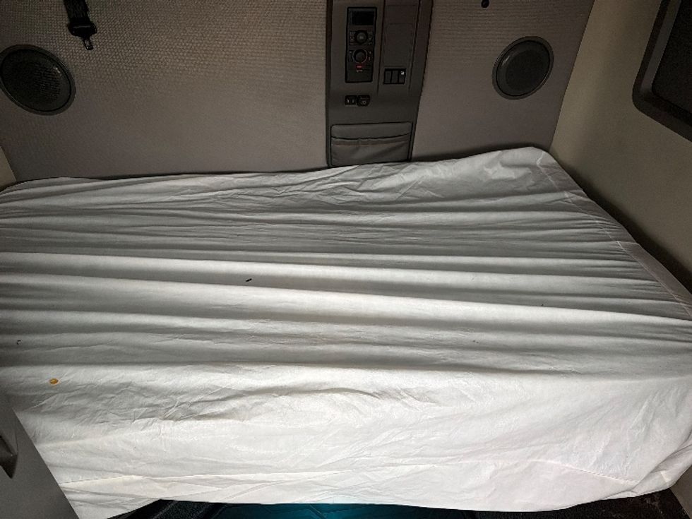 Sleeper Tractor-Heavy Duty Tractors-Volvo-2023-VNL64760-Dallas-TX-612,921\n\t\tmiles-$ 68,750 - Image 17