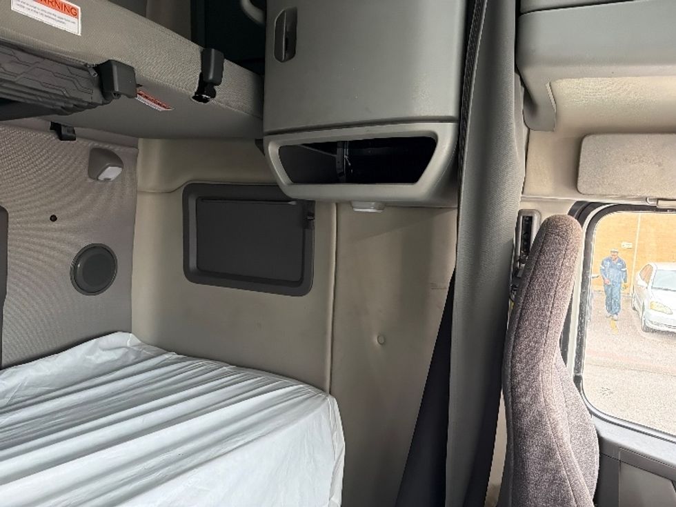 Sleeper Tractor-Heavy Duty Tractors-Volvo-2023-VNL64760-Dallas-TX-612,921\n\t\tmiles-$ 68,750 - Image 18