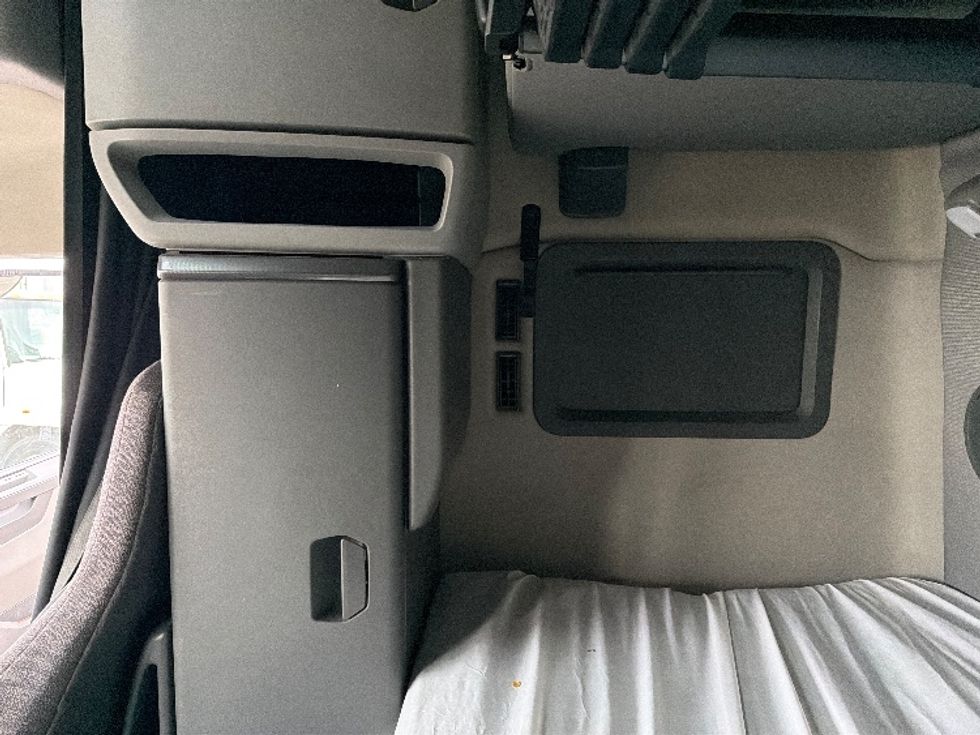 Sleeper Tractor-Heavy Duty Tractors-Volvo-2023-VNL64760-Dallas-TX-612,921\n\t\tmiles-$ 68,750 - Image 19