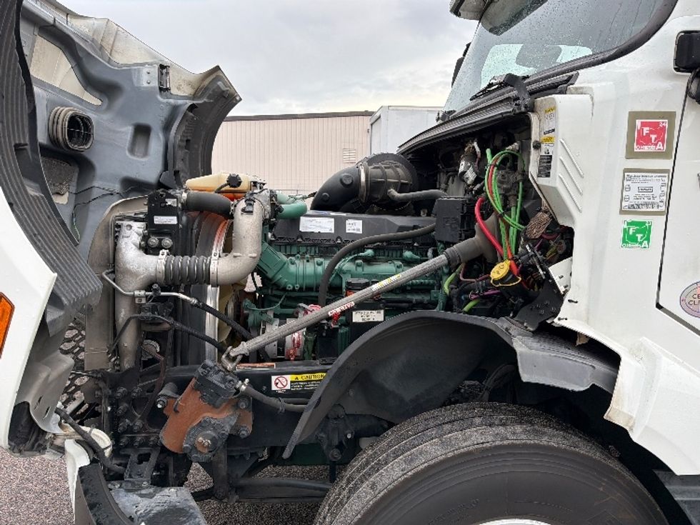 Sleeper Tractor-Heavy Duty Tractors-Volvo-2023-VNL64760-Dallas-TX-612,921\n\t\tmiles-$ 68,750 - Image 21