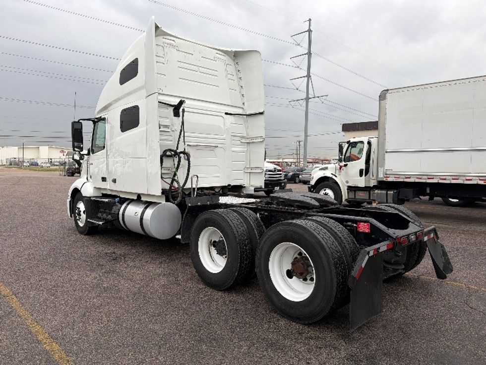 Sleeper Tractor-Heavy Duty Tractors-Volvo-2023-VNL64760-Dallas-TX-612,921\n\t\tmiles-$ 68,750 - Image 5