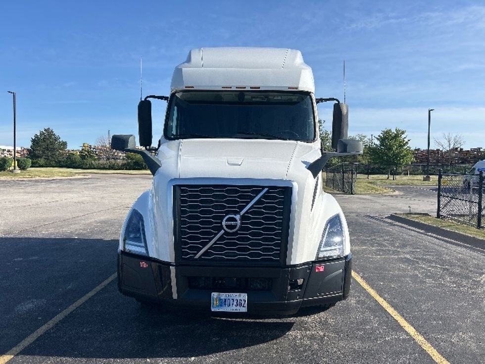 Sleeper Tractor-Heavy Duty Tractors-Volvo-2023-VNL64760-Davenport-IA-274,581\n\t\tmiles-$ 107,750 - Image 2