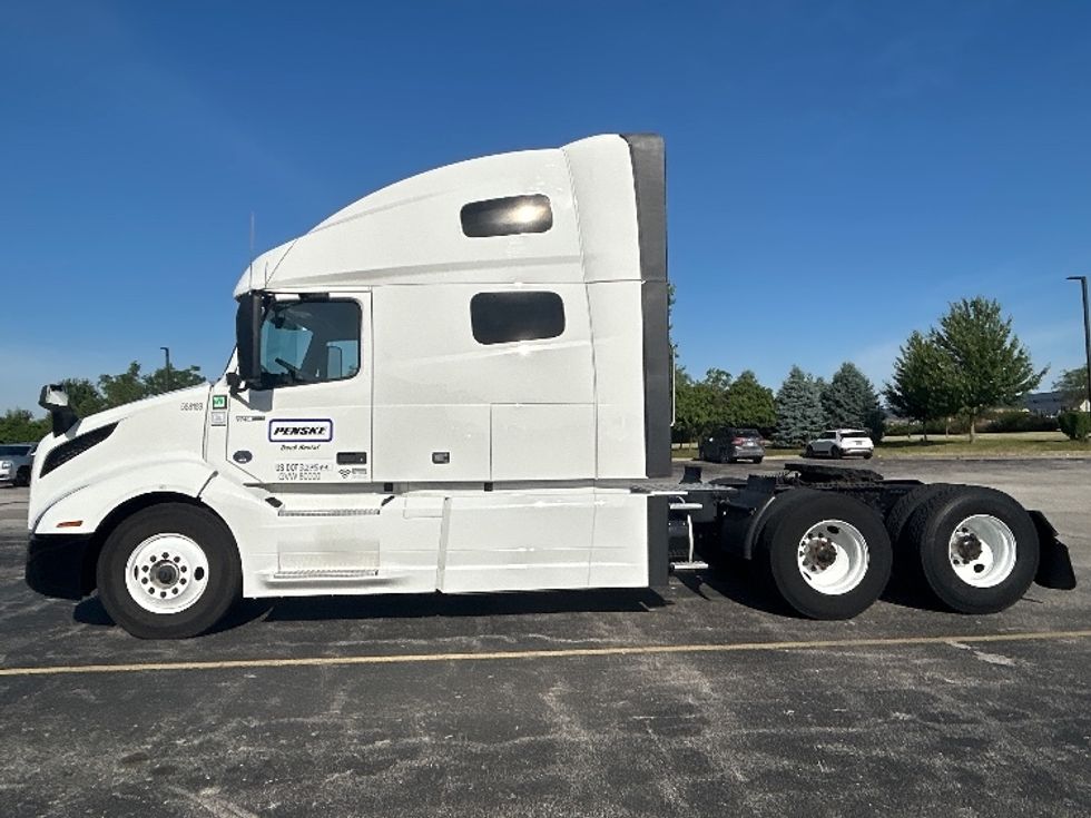 Sleeper Tractor-Heavy Duty Tractors-Volvo-2023-VNL64760-Davenport-IA-274,581\n\t\tmiles-$ 107,750 - Image 4