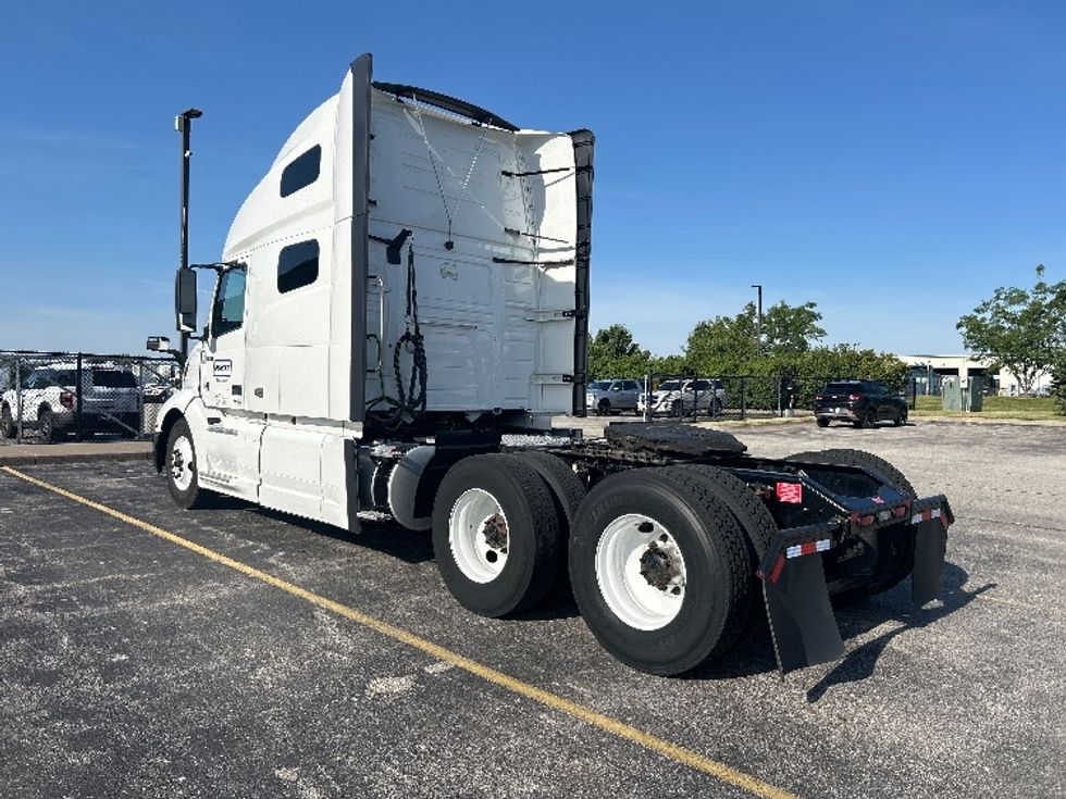 Sleeper Tractor-Heavy Duty Tractors-Volvo-2023-VNL64760-Davenport-IA-274,581\n\t\tmiles-$ 107,750 - Image 5