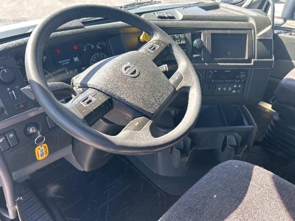 Sleeper Tractor-Heavy Duty Tractors-Volvo-2023-VNL64760-Davenport-IA-376,866\n\t\tmiles-$ 89,500 - Image 10