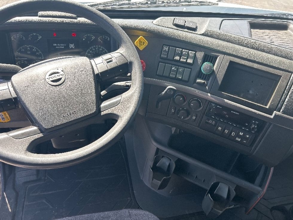 Sleeper Tractor-Heavy Duty Tractors-Volvo-2023-VNL64760-Davenport-IA-376,866\n\t\tmiles-$ 89,500 - Image 11