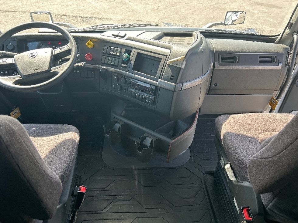 Sleeper Tractor-Heavy Duty Tractors-Volvo-2023-VNL64760-Davenport-IA-376,866\n\t\tmiles-$ 89,500 - Image 12