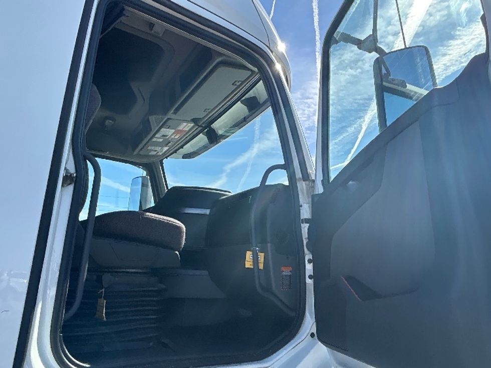 Sleeper Tractor-Heavy Duty Tractors-Volvo-2023-VNL64760-Davenport-IA-376,866\n\t\tmiles-$ 89,500 - Image 13