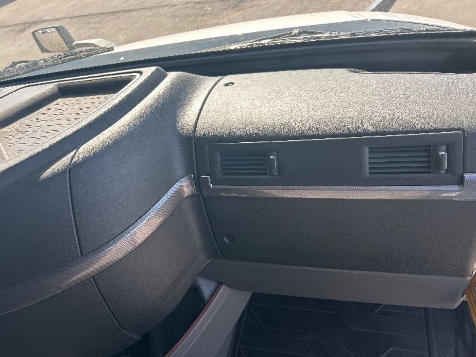 Sleeper Tractor-Heavy Duty Tractors-Volvo-2023-VNL64760-Davenport-IA-376,866\n\t\tmiles-$ 89,500 - Image 14